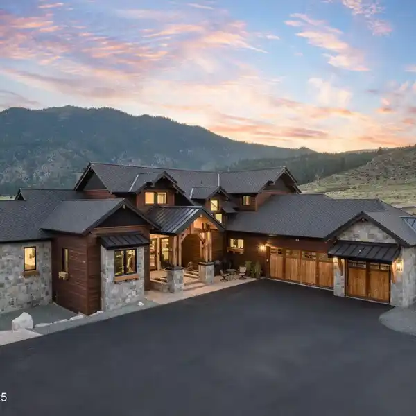 NEW HOME ON TWO ACRES IN COYOTE RANCH ESTATES