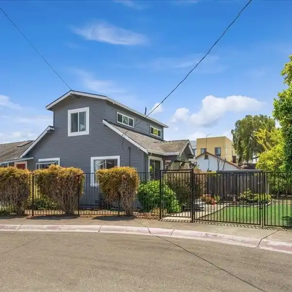 DUAL-KITCHEN GEM WITH RV PARKING