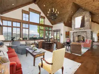 Elegant Mountain Residence with Breathtaking Views