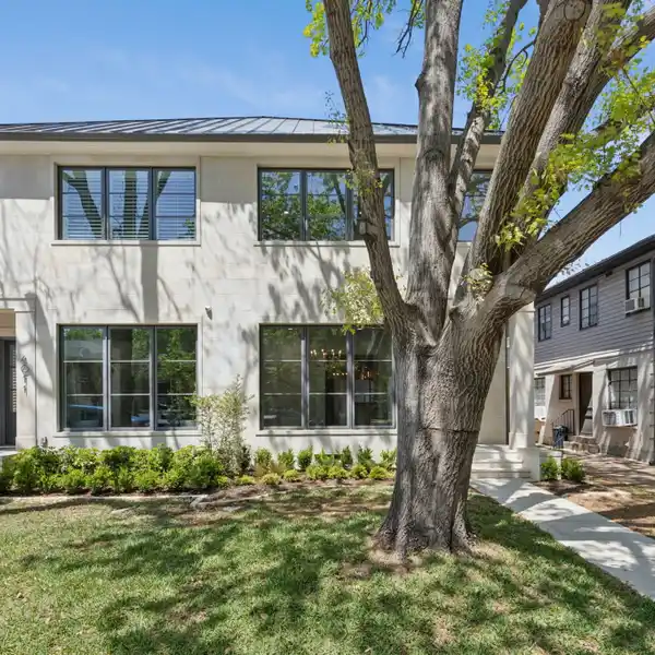 NEW CONSTRUCTION WITH A FLOWING PLAN