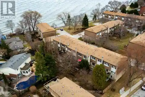 Beautiful Transitional-style Lake View Townhouse