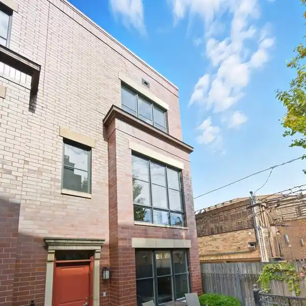 ELEGANT CORNER RESIDENCE WITH STRIKING SKYLINE VIEWS