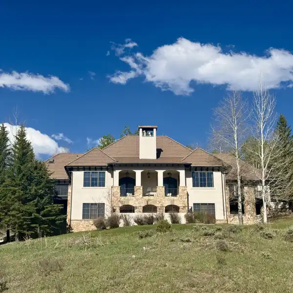LUXURY MOUNTAIN LIVING IN PRESTIGIOUS CORDILLERA