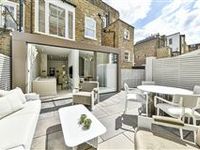 OUTSTANDING NEWLY REFURBISHED FIVE BEDROOM TOWNHOUSE