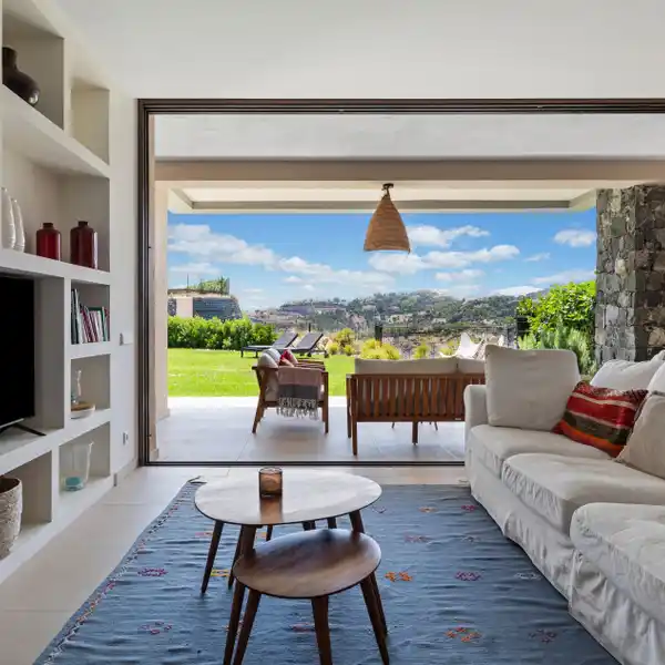 BRIGHT CORNER APARTMENT WITH EXPANSIVE PRIVATE GARDEN