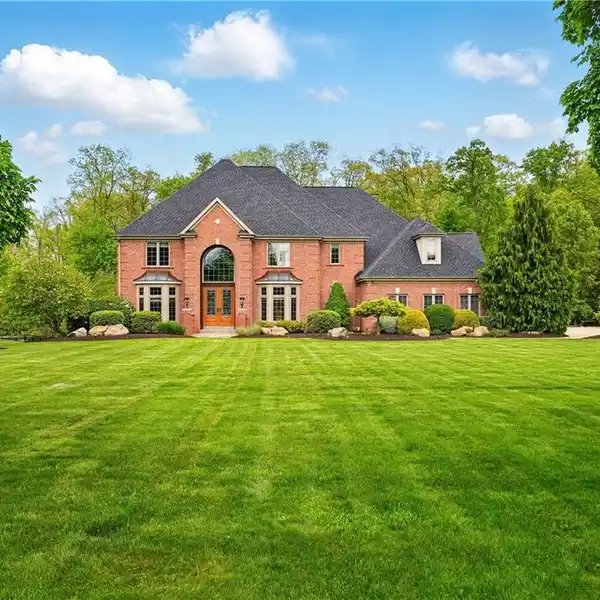 LUXURIOUS ESTATE WITH STUNNING FEATURES