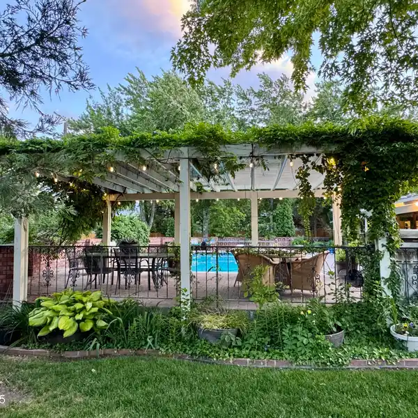ICONIC SINGLE-STORY ESTATE IN OLD SOUTHWEST