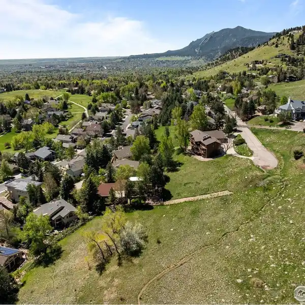 CONTEMPORARY EUROPEAN DESIGNED HOME