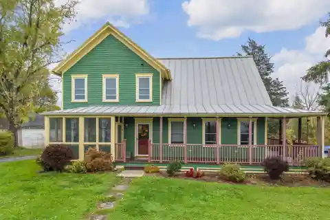 Charming Luxurious Farmhouse