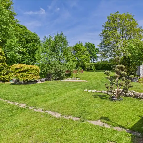 TIMELESS ARCHITECTURE WITH MODERN FINISHES