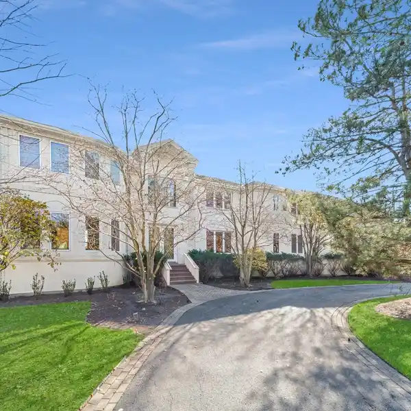 GRAND MODERN ESTATE IN PRESTIGIOUS NORTH SHORE