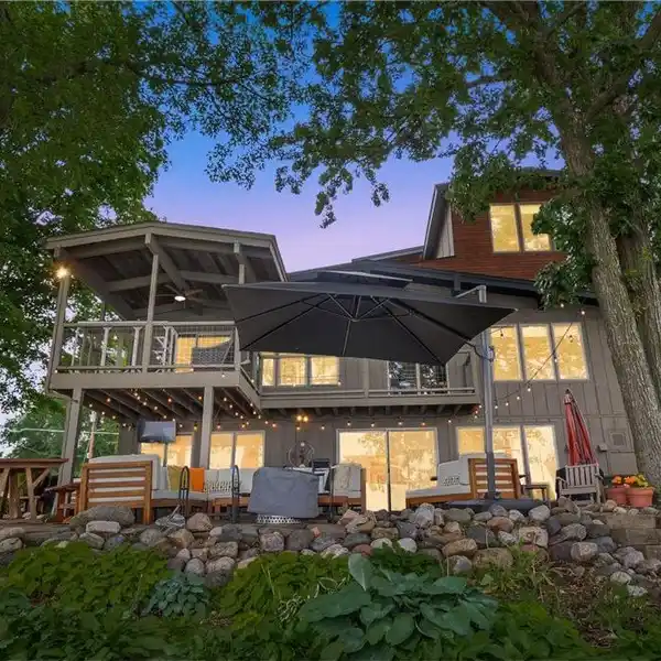 MODERN LIVING ON UPPER PRIOR LAKE