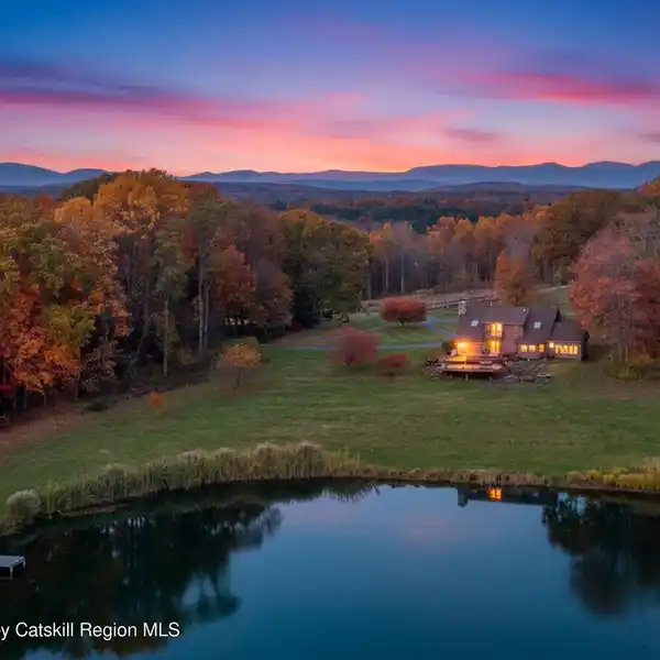 SECLUDED WOODLAND ESCAPE WITH WATERFALL & PONDS