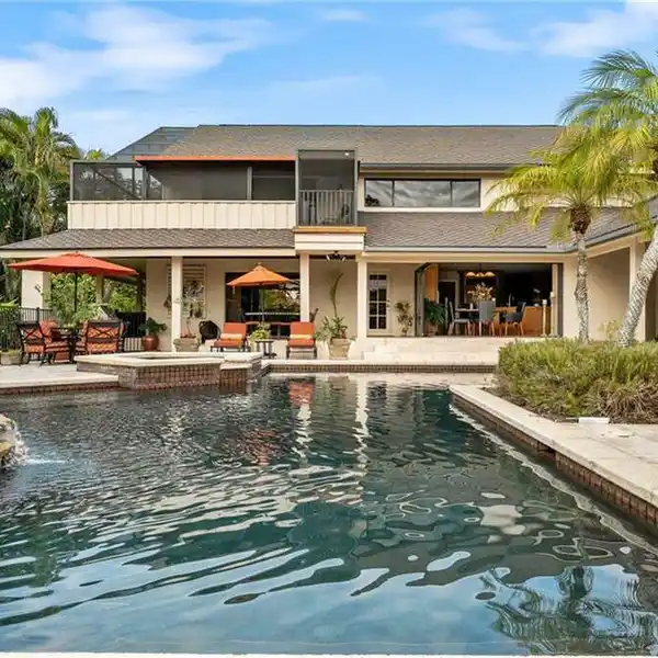 EXQUISITE LUXURY ESTATE IN AN EXCLUSIVE COUNTRY CLUB