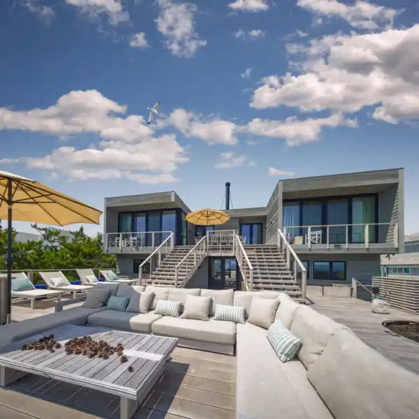 GLASS-WALLED RETREAT WITH DOUBLE DIAMOND BEACH HOUSE