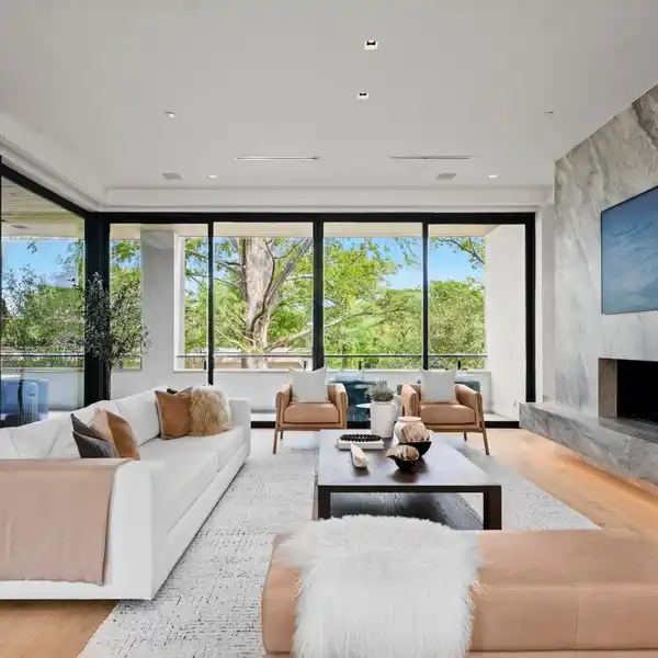 EXCLUSIVE LAKEFRONT VILLAS WITH PRIVATE SLIPS AND ROOFTOP VIEWS