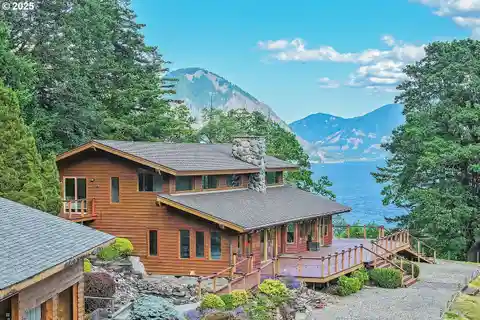 Craftsman Lodge-Style Masterpiece