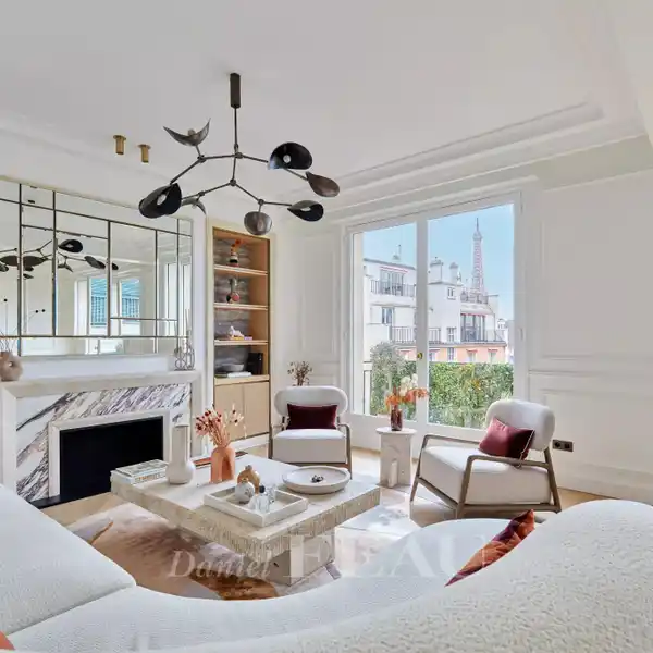 METICULOUSLY RENOVATED APARTMENT