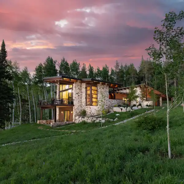 CAPTIVATING HOME IN PRESTIGIOUS MOUNTAIN STAR