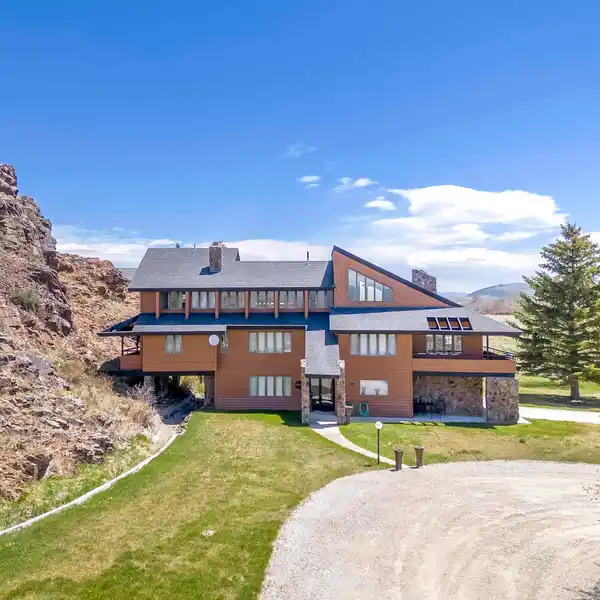 EXCEPTIONAL CONTEMPORARY HOME ON 17 ACRES