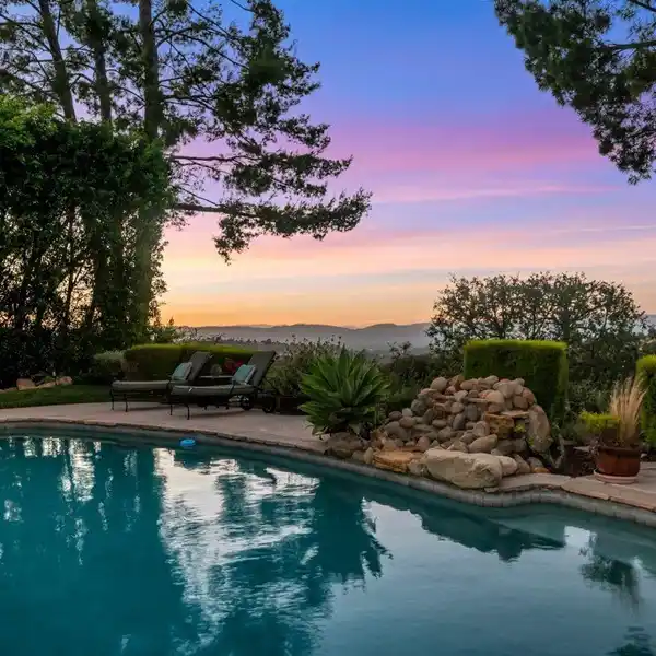 BEAUTIFUL RESIDENCE IN SOUGHT-AFTER WOODLAND CREST ESTATES