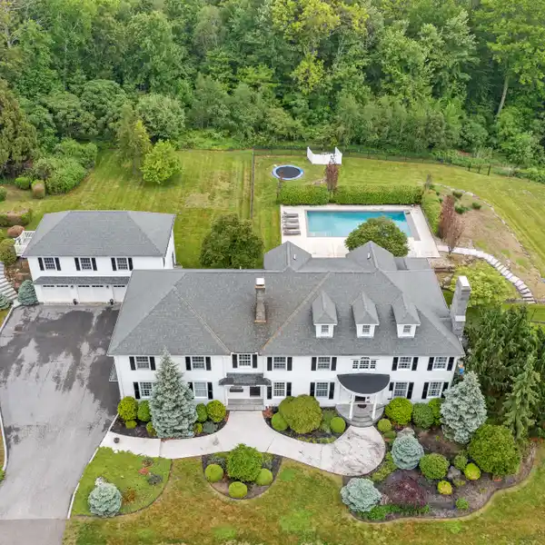 STATELY HOME ON REMARKABLY PRIVATE PROPERTY