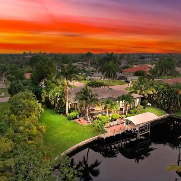 LUXURY CANAL-FRONT OASIS IN TOWN & RIVER