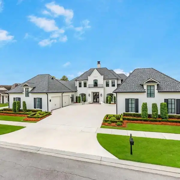 STUNNING CUSTOM-BUILT HOME