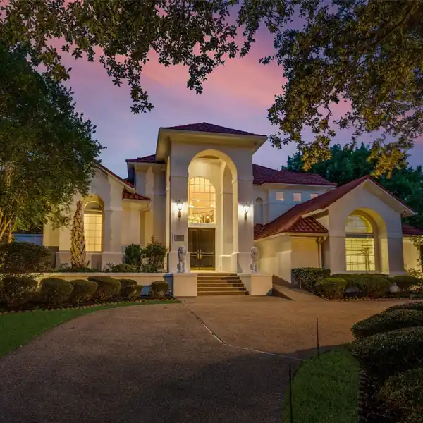 IMPRESSIVE HOME OVERLOOKING THE PRESTIGIOUS KINGS COURSE