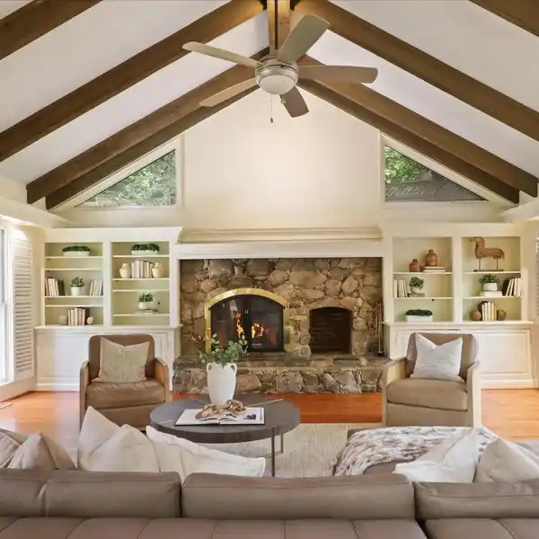 ELEGANT COLONIAL HOME IN A PEACEFUL SETTING