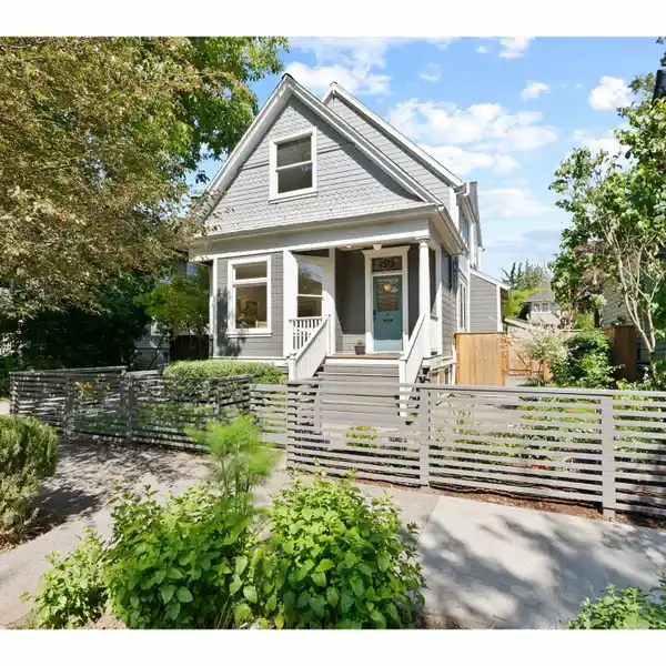 DELIGHTFUL VICTORIAN IN THE HISTORIC IRVINGTON NEIGHBORHOOD