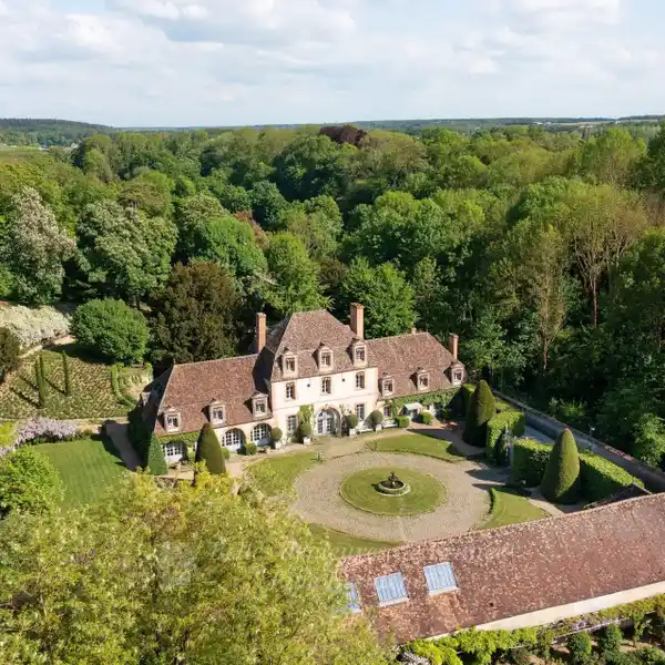 TIMELESS FRENCH ESTATE WITH ITALIAN-STYLE GARDENS