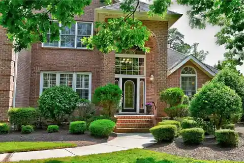 Comfort and Elegance in a Prestigious Neighborhood