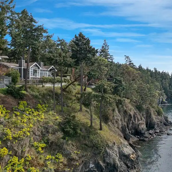 SPECTACULAR OCEANFRONT RETREAT