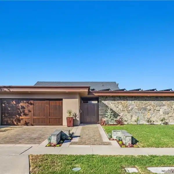 GRAND COASTAL RETREAT WITH AIRY DESIGN