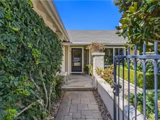 Bright, Peaceful Home Designed for Effortless Relaxation