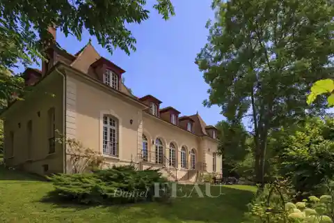 Magnificent Property in Sought-After Glatigny