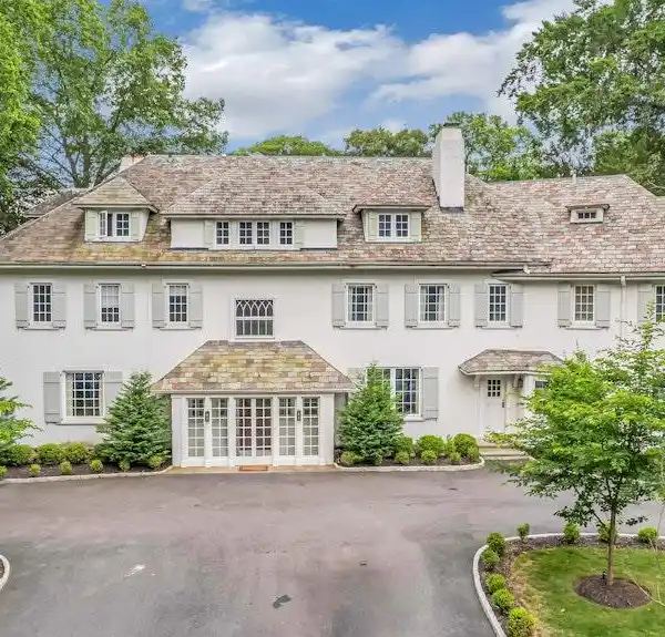 HISTORIC ESTATE BLENDING TIMELESS ELEGANCE AND MODERN LUXURY