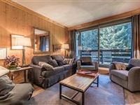 SUPERB APARTMENT IN SOUGHT-AFTER LOCATION