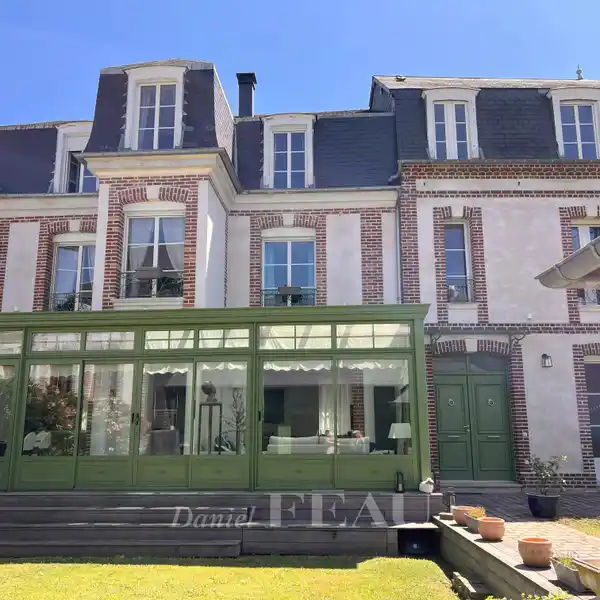 CHARMING MANSION IN AN IDEAL LOCATION