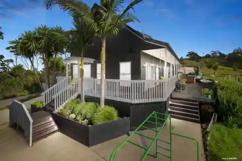 Modern Country Elegance on Sprawling Acreage