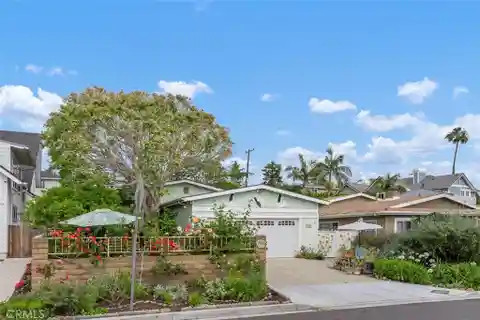 Charming Cottage Steps to Pines Park