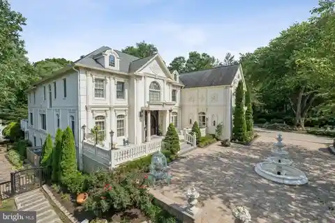 Spectacularly Appointed Manor