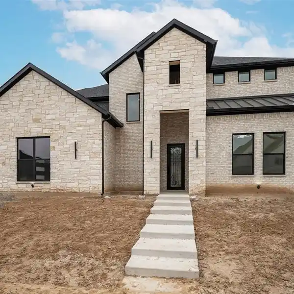 THOUGHTFULLY DESIGNED NEW MODERN FARMHOUSE