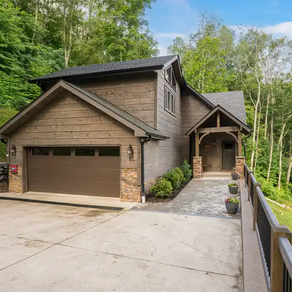 THE ULTIMATE IN MOUNTAIN STYLE AND LUXURY