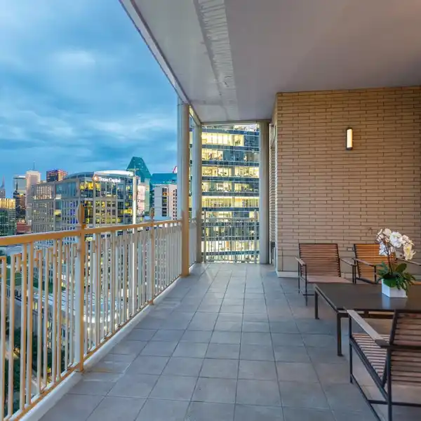 CAREFULLY RENOVATED RITZ-CARLTON SUB-PENTHOUSE