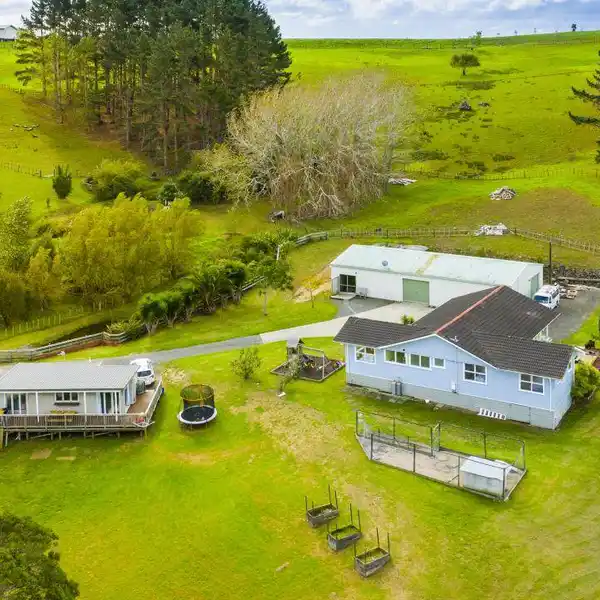 SUNLIT SILVERDALE ESTATE WITH STUNNING VALLEY VIEWS