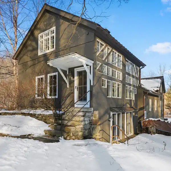 RENOVATED ANTIQUE HOME WITH LUXURY AMENITIES
