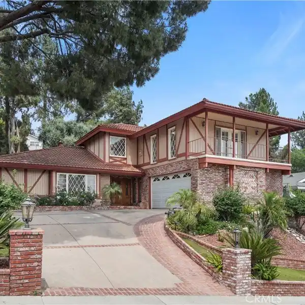 TIMELESS TRADITIONAL HOME IN DESIRABLE PORTER RANCH