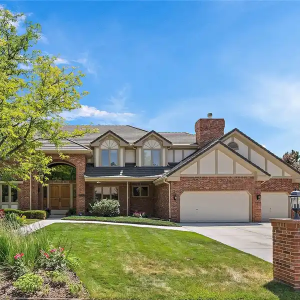 EXQUISITE PROPERTY IN THE SOUGHT-AFTER CHARLOU COMMUNITY